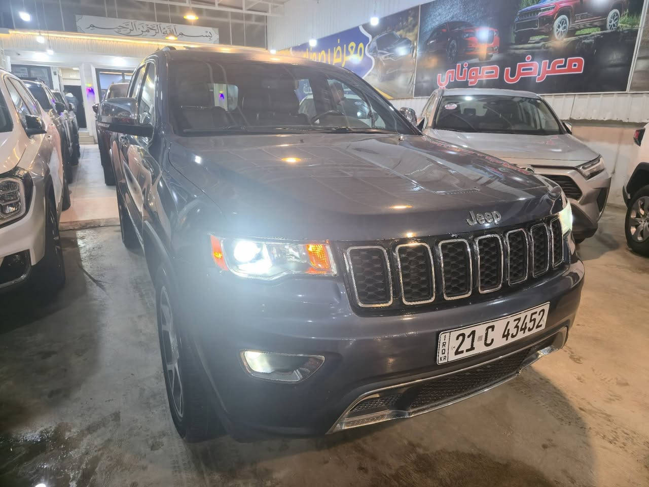 JEEP GRAND CHEROKY LIMTED PLUS  4*4  2021
السعر  280  $
اللون ازرق داكن
|المحرك :  . V6.  3.6L . 
العداد :  الف 56 الف ميل فقط
السياره مرقمه سليمانيه 
المواصفات
كشنات جلد
سقف بانوراما 
السياره دفع رباعي
كشنات هيتر وتبريد
رادار امامي مع مانع تصادم . 
* تحذير الخروج عن المسار . 
* تحذير النقطة عمياء ⚠ .
* نظام تحذير عند التقاطعات.     
* شاشه كبيره لمس كبير
* كاميرا خلفية. 
* المصابيح الأمامية زنون .
* دخول ذكي. 
* تشغيل عن بعد .
* الصندوق الخلفيي كهربائي .
* مقاعد السائق كهربائي .
* حساسات خلفية . 
* مكيف خلفي . 
* مانع تصادم خلفي .
* بلوتوث تلفون . 
* محدد سرعة . 
* نظام التشغيل والاطفاء الاوتوماتيكي 
* ايرباكاتها سليمه 100%
الشواصي والدواخل  مكفوله من الحادث
صبغ جاملغ سايق فقط 
العنوان كركوك
للاستفسار ***********
