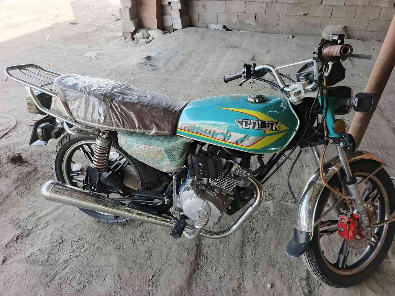 السلام عليكم دراجه للبيع سيفان 2023 السعر ٦٠٠ بيه مجال  تقاطع الساده ***********
