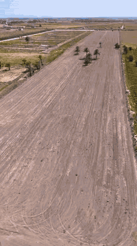 على بركة الله تعالى 

📍الموقع:
السريع الجديد (دورة – يوسفية)
بداية الشارع الرئيسي السايدين المؤدي إلى 
مجمع الجوهرة في الزنبرانية
تبعد فقط 10 دقيقة عن جسر الطابقين

 التفاصيل:
✅ طابو رسمي – سند ٢٥ – حق تصرف
✅ تنازل مباشر في دائرة الطابو (بدون إقرار محكمة)
✅ واجهة على شارع رئيسي سايدين
✅ شارع داخلي مستحدث بعرض ١٤ متر يمر وسط الأرض
✅ موقع مثالي للاستثمار الزراعي أو التجاري المستقبلي

⸻
 ‏ ‏
‏-اراضي مدفوعه الخدمه بالكامل (تبليط.مجاري.ماء.كهرباء.انترنيت) 

‏وبسعر مناسب جداً 

‏للاستفسار على الواتساب ***********
