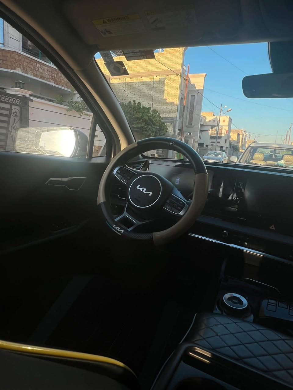 السلام عليكم شباب.. للبيع سيارة كيا سبورتج هايبرد (KIA Sportage) حجم اللارج 
موديل 2024، دفع رباعي ..
لوحات بغداد 
*   الموديل: 2024
*   الفئة: LX (وارد أمريكي)
*   المحرك: 1.6 لتر توربو هجين (اقتصادي جداً وقوي)
*   نظام الدفع: دفع رباعي مستمر AWD
*   الممشى الحالي: 69 الف كيلو حقيقي
*   الحادث موضح بالصور وعندي سونار  
* هزة بعدها مساقطة 
*   المواصفات الأخرى: (رادارات, الحفاظ على المسار، شاشة تفاعلية، كاميرا خلفية، أنظمة قيادة متعددة).
* مواصفات LX معروفة 
السعر المطلوب: ١٨٧ $ورقة بيها مجال بسيط جدا للشراي 
مكان السيارة: بغداد 
لتواصل والاستفسار:*********** واتساب
