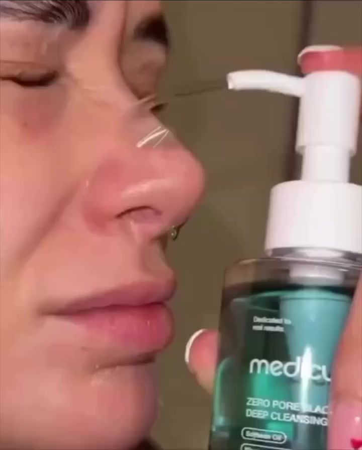 ✨غسول زيتي لتنظيف عميق للبشرة من ميديكيوب الكوري 🇰🇷🇰🇷منتج للعناية بالبشرة مصمم لإزالة الرؤوس السوداء والدهون الزائدة والمكياج والشوائب العميقة من المسام.   . 
✅الفوائد الرئيسية :
✔️ يعمل الزيت على إذابة الدهون المتصلبة والشوائب، مما يساعد على تنظيف المسام بعمق وتقليل ظهورها. كما يزيل المكياج وواقي الشمس بفعالية.
#الاصلي المنشأ كوريا 🇰🇷💯

سعر الدرزن ٧٢ الف
للحجز والاستفسار مراسله على الخاص 
✔️ يوجد لدينا توصيل لجميع محافظات العراق✔️


**إذا كنت صاحب هذا الإعلان وتريد حذفه لأي سبب، رجاءا أرسل رسالة إلى الدعم الفني**