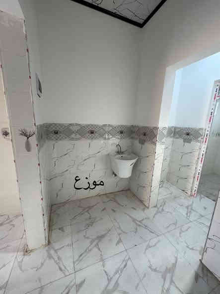 باقي داران علئ  مساحه الدار55 متر موصل حي الانتصار دار يتكون من 
غرفه نوم 💤 واستقبال وهول ومطبخ وصحيات وبيتونه
سند طابوالزهور شرط التحويل👉 سعر الدار الواحد 45 مجال للاستفسار الاتصال الارقام التاليه✅👉👉 
***********
***********
مكتب عمر غالب لتجاره لعقارات
العنوان حي الانتصار شارع 20
خلف جامع خلفاء الرسول
