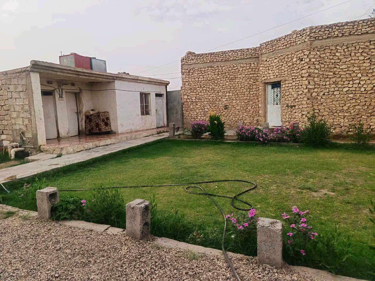 قطعه ارض للبيع مساحته 3063متر ومعه دار سكني   سعر المتر 80 وبي مجال شي قليل واذا احد يريد اكو 300متر موجود المكان جزيره البوذياب  قرب مدرسه ابن زيدون تبعد عن مركز المدينه 5دقايق لاستفسار ***********