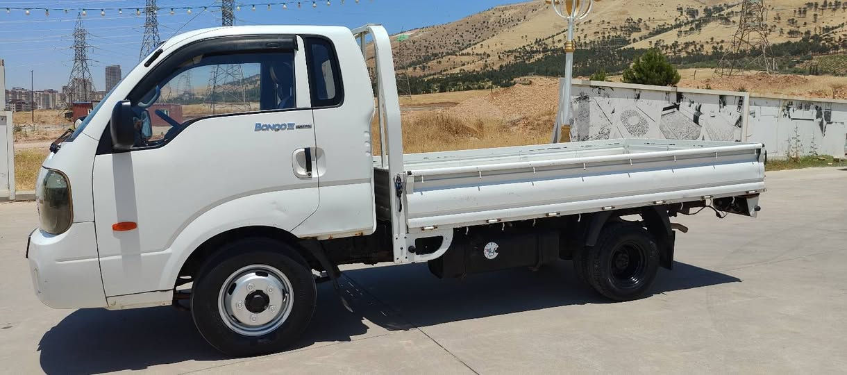 سەرەتابەناوی خوا 
کیا 4000 مەکینە ڕەش سۆپەر 
سعری 62گەڵا
تەنها 170هەزار ڕۆشتووە
سەلە
سەلاجە
4دووگمە
کۆشن هیتەر
ئاوێنە کارەبای 
گێڕو مەکی نەو 
ئەنجێک تەری بەشەرت
ئەکسلی بەشەرت
سەیارە کە ماڵی دۆستە
***********
***********
