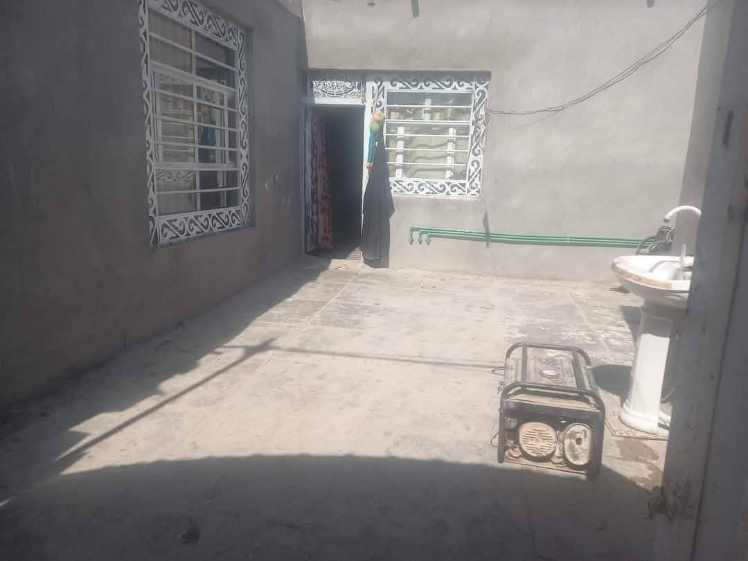 للبيع بيت زراعي بالديوانيه منطقة ال حمد قرب مزار سيد هاشم ابو عرابيد خلف عمارات يحتوي على غرفتين وصالة ومطبخ وبراني وصحيات المساحة 300متر السعر 40وبي مجال الاتصال ***********
