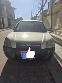 توسان ٢٠٠٧ لون زيتوني وارد أمريكي ومضروبة هنا وضربتها مبينة بالصور الك...