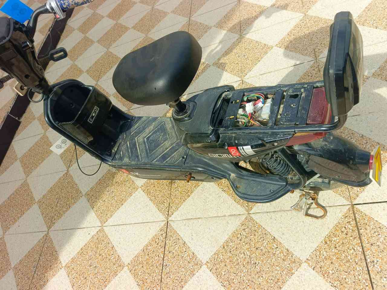 دراجه شحن للبيع نضيفه كلش جاهزه بيها بس  بنجر مكان ناصريه لاستفسار ‏‪***********‬‏
السعر خاص 🫶🏻
