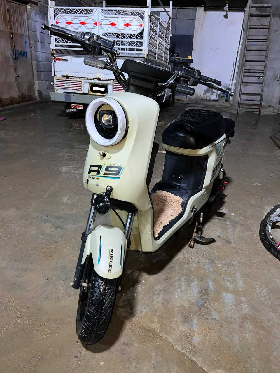 دراجة نوع (R9)استخدام (4اشهر) بطاريات (5) الكبار22 كل اغراضها جايا وياها جامات ولسله وتجيه  للاستفسار (‭0778 265 8613‬)واساب العنوان البصره الامطيحه والسعر (400)وبيها مجال
