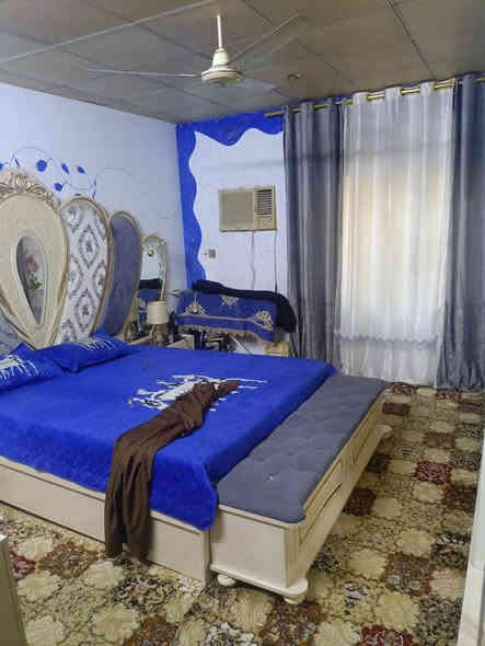 دار للبيع مساحة 300متر الواجهة 10 والنزال 30 يحتوي على 4غرف نوم مع استقبال صدر طير عرض الشارع 15 الطابق الارضي كامل الطابق الثاني قيد الانشاء نقص سقف مع ارضيه السعر المطلوب 165مليون مع المجال للاستفسار ***********/***********
