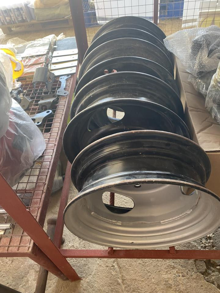 ويل سبيرحجم ١٢ هوه وتايره وياله ١٣ مال فحل نضاف وتاير ١٥ امامي نثيه  وسناسل مال باب. خلفي ودعاميه وباب الي يريد منهن يتصل *********** مكاني نجف
