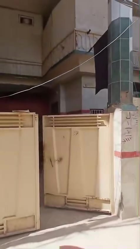 بيت للبيع بداية الروضتين خلف مول الحارث مجاور قصابية الجمعية

المساحة ١٥٠ 
يحتوي على شقه خارجيه 

السعر ٤٠٠ مليون وبي مجال بسيط

***********
