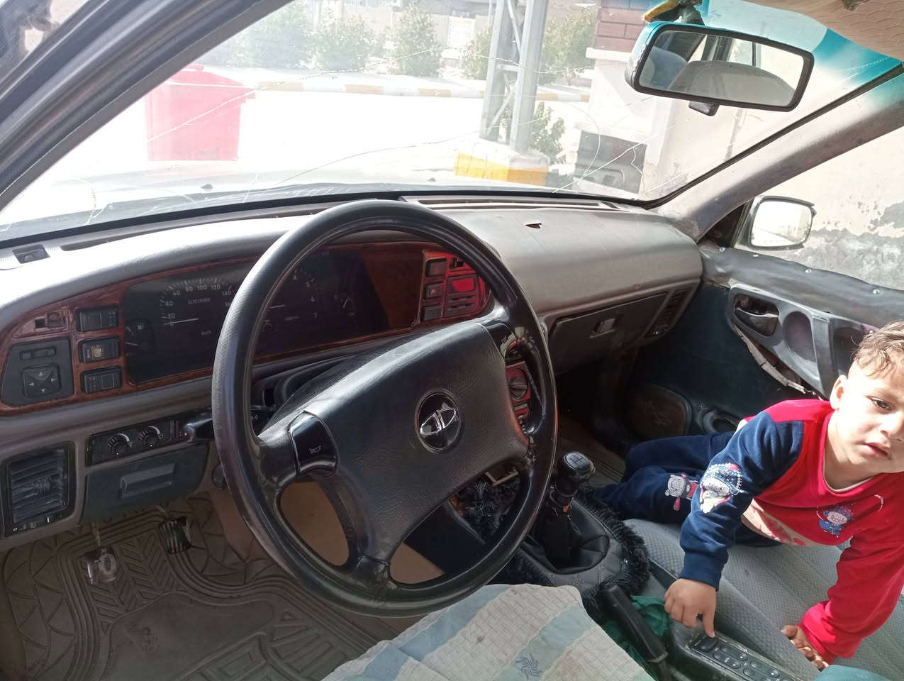 سلام عليكم سياره برنس 94 
سنويه 30 رقم واسط نكليزي 
محرك وكير حاويه مكفولات 
صدر امامي خلفي كله جديد ترايك البصره او مرواس حسب القناعه
السعر 25 وبيه مجال قليل   مكاني واسط  نعمانيه***********‬‏ للاتصال
