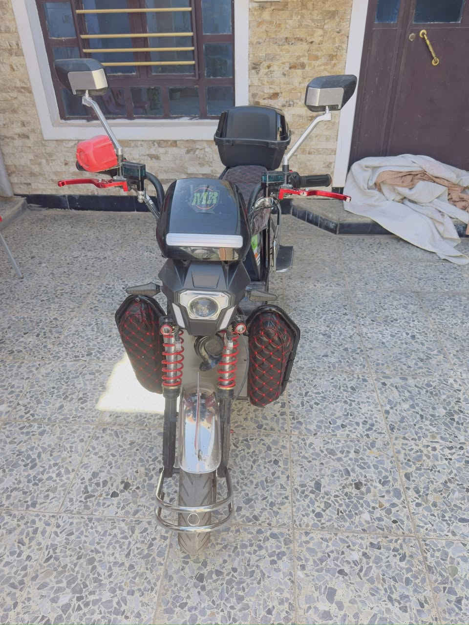 السلام عليكم جبلي كوري ام ار موديل 2026 صارله 5 اشهر من طالع من الجمعية 6 بطاريات على الفحص الماطور بصمه وتشغيل عن بعد كلشي بي شغال نقصه بس اللد اللي على اليسره انكسر ومالكيته مكاني الجولان حجز ومراوس ماعندي
السعر 575 وبي مجال سعر ببلاش 
***********
***********
