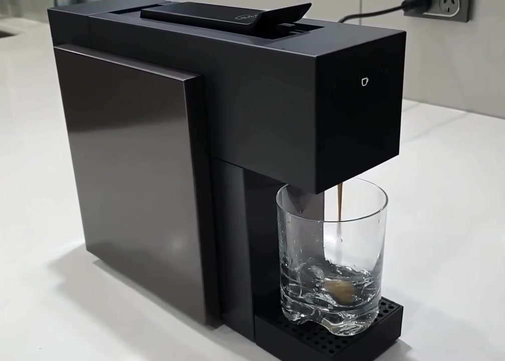 ماكنة قهوة كبسولات بهل جمال والمميزات ☕️🧋السعر  50 الف🔥

 آلة تحضير القهوة بنظام الكبسولات K-fee Square باللون الأسود.

تصميم مدمج: يبلغ عرض الآلة 12.8 سم فقط، مما يجعلها مناسبة للمساحات الصغيرة مثل المطابخ الضيقة.

وظائف متعددة: تحتوي على 3 أزرار للتحكم لتحضير الإسبريسو، واللونجو، والكابتشينو، بالإضافة إلى الشاي والكاكاو.

الأداء: تعمل بضغط مضخة يصل إلى 19 بار لاستخلاص نكهة غنية، وتتميز بوقت تسخين سريع يبلغ حوالي 15 ثانية.

التوافق: الآلة متوافقة مع جميع كبسولات K-fee، بما في ذلك تلك الخاصة بنظام ALDI Expressi.


**إذا كنت صاحب هذا الإعلان وتريد حذفه لأي سبب، رجاءا أرسل رسالة إلى الدعم الفني**