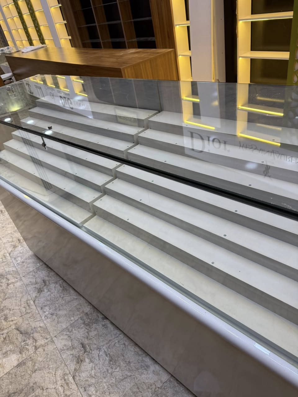 للبيع ثنين كبار وثنين صغار الكبيرة مترتين والصغيرة نص متر الكبير وحدة منهن جامتة تضرر اثناء النقل مكانهن نجف الكبار ثنينهن 500 والصغار وحدة 150 ***********
