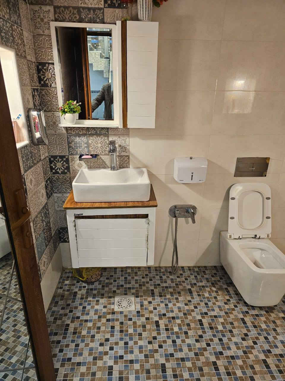 مكلف بالنشر ✋🏻
السلام عليكم للبيع  
بيت بملحق الاسرة مساحه 130متر 4غرف نوم واستقبال وصاله 3مجاميع صحية ورضيعه مرمر تركي ولبيت كله وجدران بورسلاين طابق اول وطابق ثاني كل جدران بورسلاين شرط شغل درجه أوله مواد وعمل موجوده صور للبناء من لساس لحد ما كمل مخطط كامل شرط تراوي شركه هندسيه لا اكو شي بل بناء مو فول درجه أوله اطيك لبيت بلاش للاستفسار اتصل على رقم صاحب البيت السعر375 وبي مجال *********** اقرب نقطة داله للبيت مستوصف حي الأسرة ومدرسة حيفا للبنين
