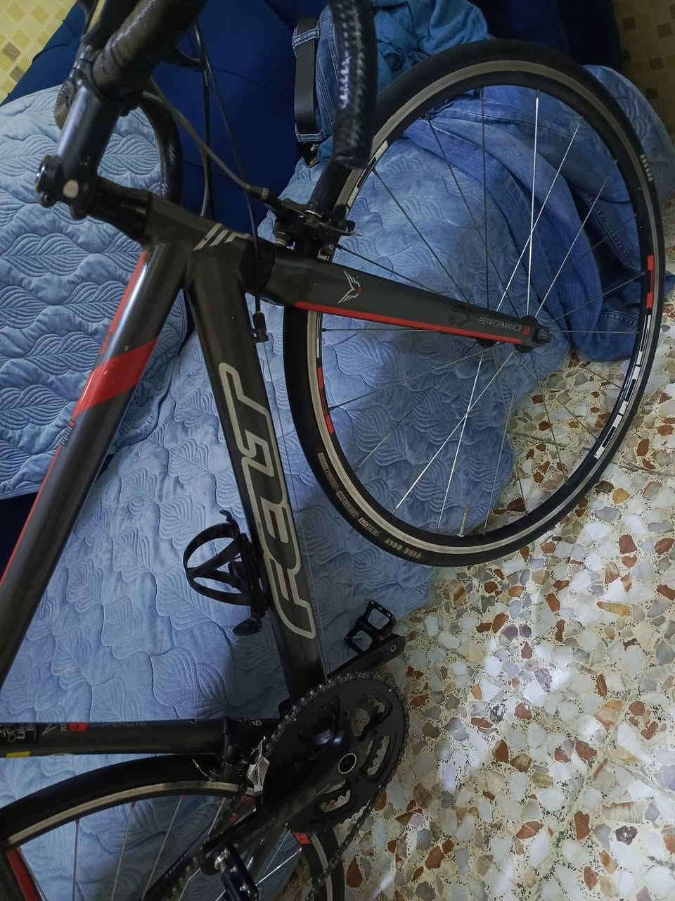 سلام عليكم
بايسكل رود للبيع ماركت FELT الغنيه عن التعريف

السستم بل كامل سورا

حجم الفريم 48

حجم الوياله 25*700

العكرب 2*9

الماشه مالته كاربون فايبر

الويل الامامي H500

الويل الخلفي FELTالاصلي

البطيخه الخلفيه6بنط صوت عالي 

البايسكل كامل مكمل ماناقصه اي شي

السعر325 وبي مجال 

مكاني بغداد شارع فلسطين 

الرقم***********
