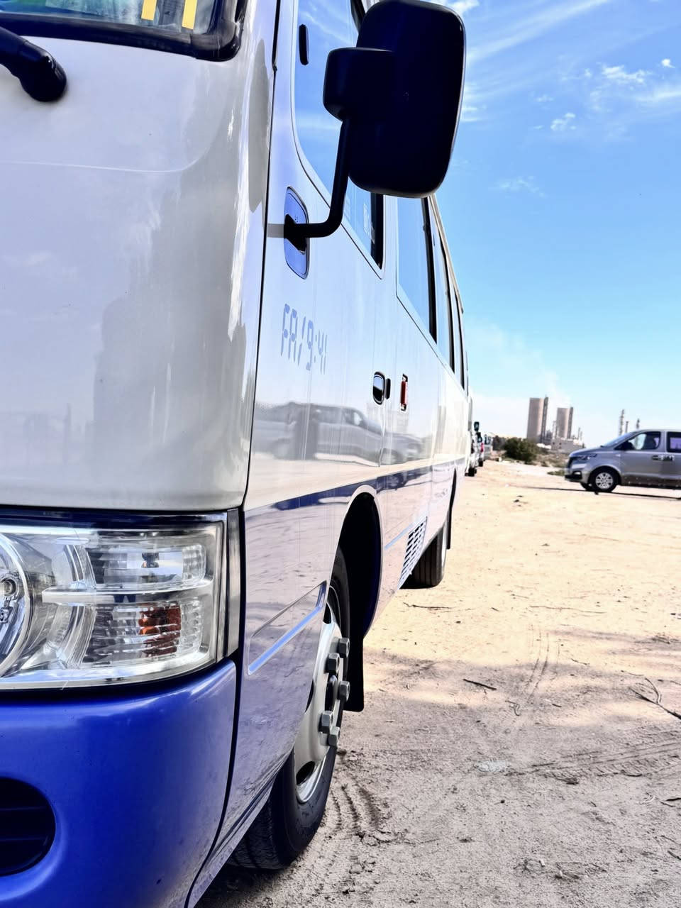 سلام عليكم كوستر مديل 13 رقم بصره السياره مكفوله من الصبغ بيها بارد بلازرق السياره  منظومه غاز موجوده بلبصره. الاستفسار ***********
