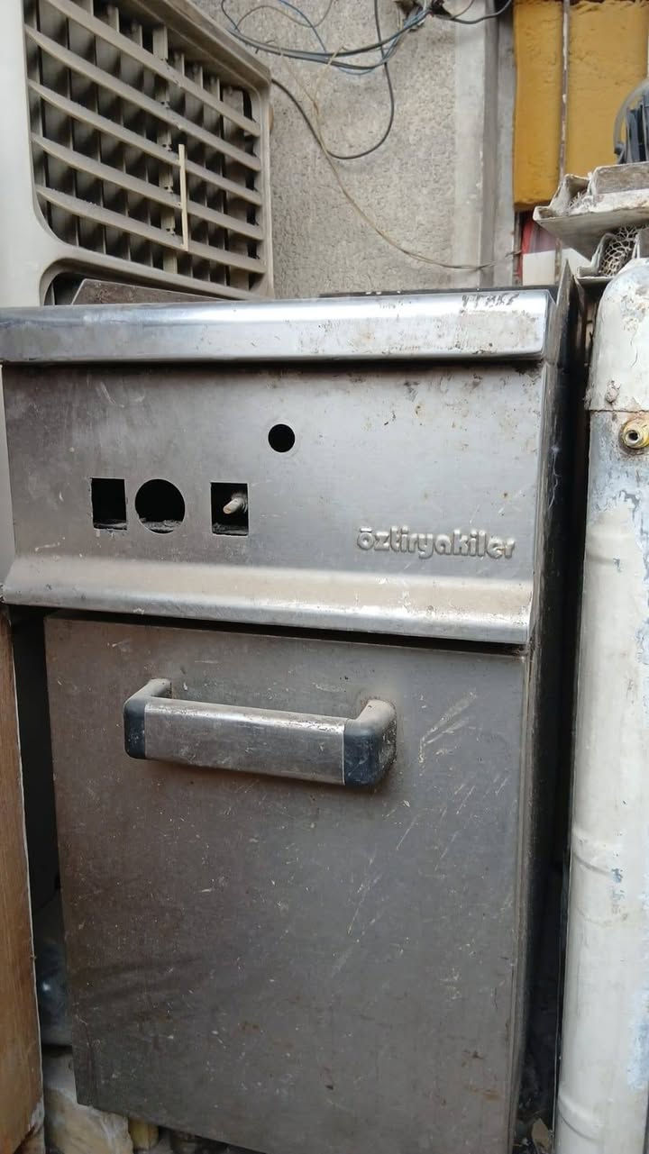 شواية دجاج ٦ شياش وماطور شغال ب٤٠٠ وبيها مجال وكرين بركر ٢٠٠ وبي مجال العنوان بغداد الجديدة النعيرية للاستفسار الاتصال على الرقم ‎***********
