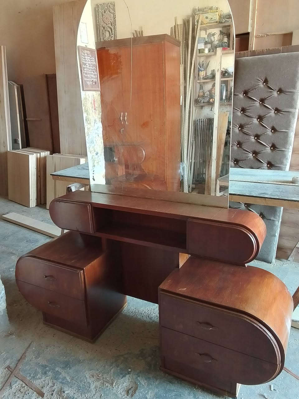 السلام عليكم للبيع غرفه اخشاب صاج تكمه ونضيفه سعرها 350 العنوان سامراء جبيريه  الثانيه مقابل جبيريه الثالثه شارع الحدادين للاستفسار ***********
