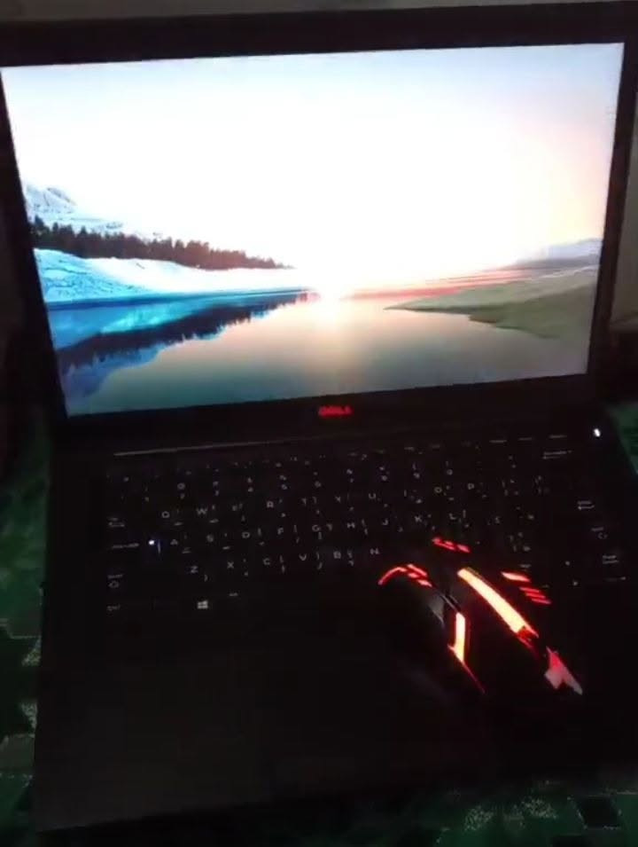 *للبيع لابتوب Dell Latitude 7490 مستعمل نظيف* 💻

*المواصفات:*
- *الموديل*: Dell Latitude 7490 بزنس
- *المعالج*: Intel Core i5 الجيل السابع
- *الرام*: 8GB DDR4
- *التخزين*: SSD 256GB سريع
- *الشاشة*: 14 انش FHD
- *الحالة*: نظيف جداً بدون اي عطل

*المرفقات:* 
ماوس كيمنك هدية + الشاحن الاصلي

*المكان*: الموصل  
*للتواصل*: خاص او واساب

الجهاز مناسب للطلاب والدراسة والبرمجة والاعمال المكتبية

--ببجي موضح بالفديو ***********
