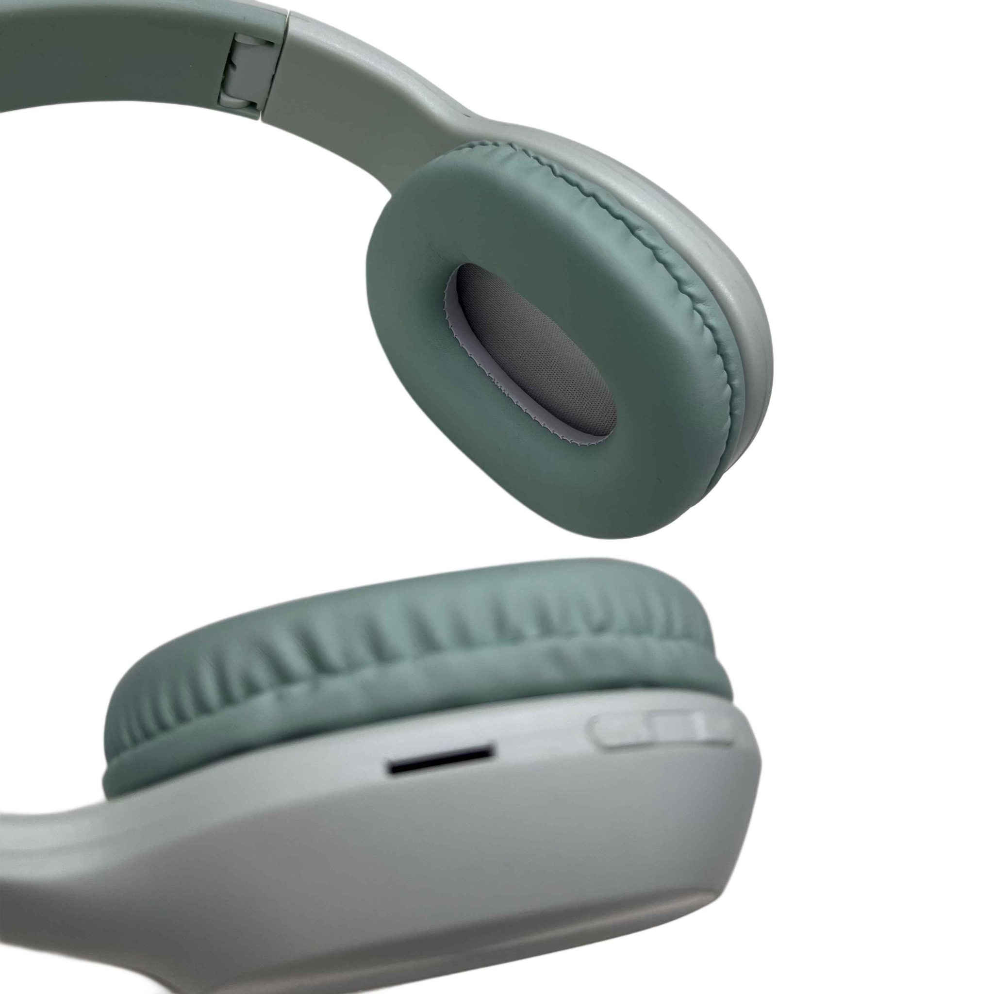 📌 تفاصيل العرض:

✅ الكمية: غير محدودة

💵 السعر: راسل الصفحة للحجز والاستفسار

🚚 التوصيل:
  - داخل بغداد: 3000 دينار
  - باقي المحافظات: 5000 دينار

سماعة رأس بلوتوث MZ C-2237 Sport V5.3 اللاسلكية

سماعة رأس لاسلكية بتقنية بلوتوث V5.3 من موديل MZ C-2237 Sport مصممة للاستماع للموسيقى مع مدى اتصال مستقر وجودة صوت واضحة.

• اتصال لاسلكي Bluetooth 5.3 لارتباط سريع ومتوافق مع الأجهزة المختلفة

• مدى اتصال يصل إلى 10 أمتار للاستخدام بحرية دون أسلاك

• مكبر صوت بحجم 40 مم لتجربة استماع واضحة للموسيقى

• بطارية بسعة 200mAh مع زمن استعداد أكثر من 200 ساعة

• تدعم عدة بروتوكولات اتصال مثل A2DP، AVRCP، HSP، HFP

• أزرار مدمجة للتحكم بالموسيقى والصوت والمكالمات

• الموديل: MZ C-2237
• الإصدار اللاسلكي: Bluetooth V5.3
• البروتوكولات المدعومة:
A2DP / AVRCP / HSP / HFP / SPP / SMP / GATT / RFCOMM / SDP / L2CAP
• مدى الإرسال: 10 متر
• تردد الإرسال: 2.4GHz
• جهد الشحن: DC 5V
• وقت الشحن: حوالي ساعتين
• زمن الاستعداد: أكثر من 200 ساعة
• سعة البطارية: 200mAh
• حجم مكبر الصوت: 40mm
• حساسية السماعة: 121±3 dB
• المقاومة: 32Ω ±15%
• نطاق التردد: 20Hz – 20KHz بغداد, العراق


**إذا كنت صاحب هذا الإعلان وتريد حذفه لأي سبب، رجاءا أرسل رسالة إلى الدعم الفني**