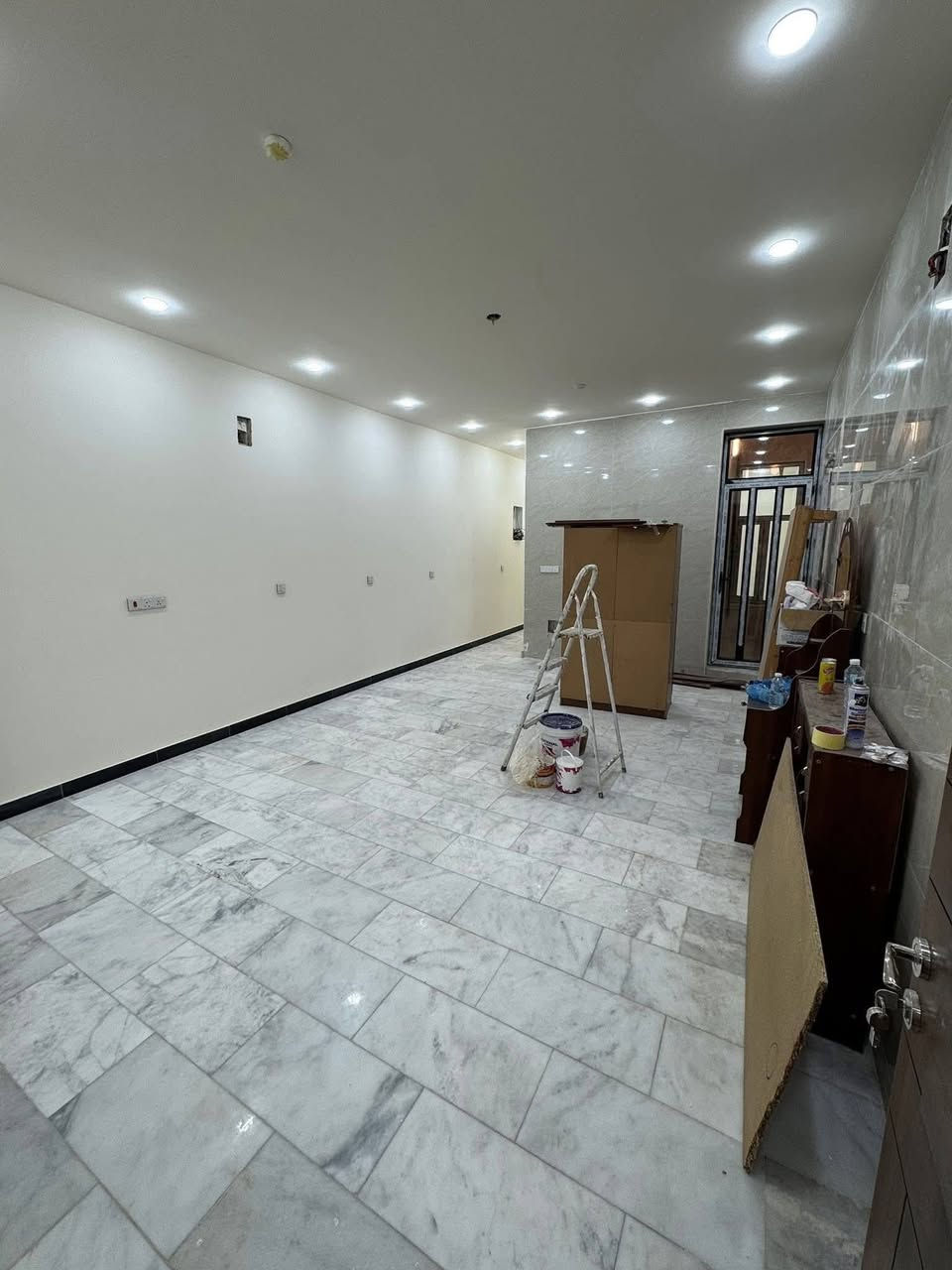 #دارللبيع
المساحة  150م واجهة 5×30 بناء سنة 2025 من الاساس
نظام معزول (وحدتين سكنية) 
كل وحده سكنية تحتوي على :  مدخلين
🔴 غرف نوم عدد 2 مع سويت 
🔴صالة 
🔴مطبخ 
🔴صحيات 2 
فول مرمر ابواب قاصة تركي منظومة غاز سبالت ماطور كهرباء كله دفن وبيت راقي جداً
الموقع الغزالية شارع مدير الامن مربع الطاقة 
للاستفسار اكثر 
***********
او زيارة المكتب في الغزالية شارع البداله مقابل الكوخ مكتب الهندسي للعقار
