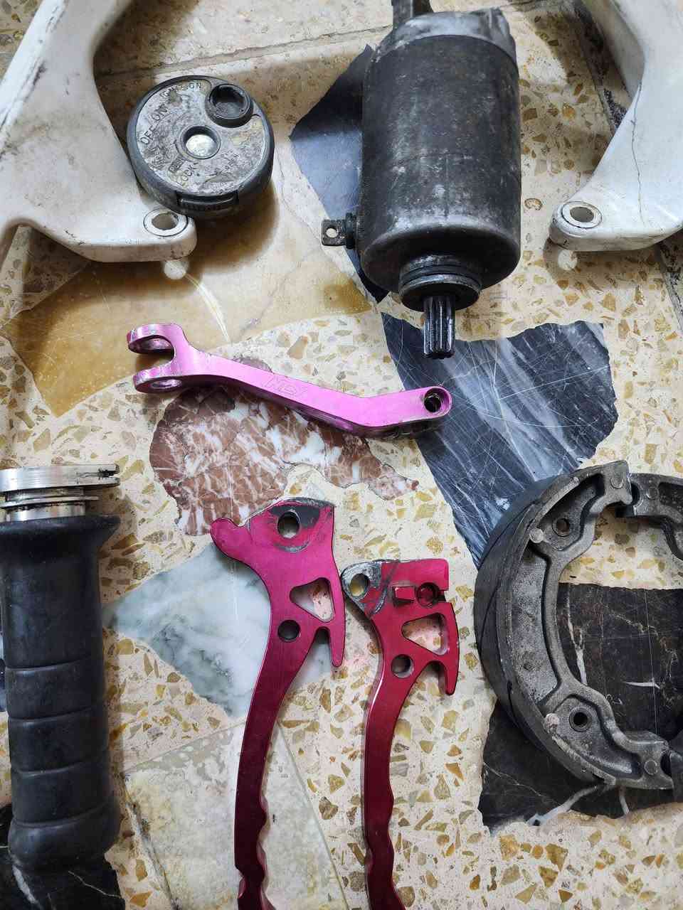 ضفيره كامله بلاديه ويه العقل سعرها 40
طابوكه نضيفه وياهه ملف وفلاويين بيها روله معووجه سعرها 25
مازداات اماميه واشاير خلفيه اربعه كلهن ب 20 

سوبر وواقيه صالنصه ب10 

سلف بلادي ويدات بريك رياضي ب25 

كلج امامي ب 10 صالنصه صوتها عالي ب 15 

تانكي سعره 10 شاصي وستيرن ب25 

بك لايت سعره 15 بنزات سعرهن 10 عضمه ب 5

دبلات امامي وخلفيات وياهن ماشه وفج ب 50

هاوزن وركبه باانزين كامله سوادات مكينه 
مكاني حي اور سبع قصور 
***********
