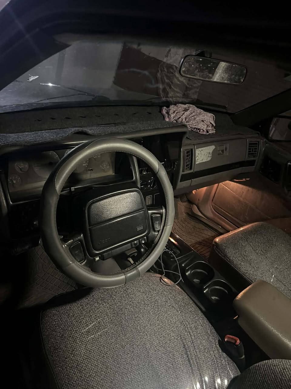 جیب مودیل 1995
سنوي جدید لحد 2029
سیاره بها صوت اكسل و بخار مكینة 
سیارة جاهز 
مابها صبغ بس باب صندوق بدل و باب بلادي موجود 
سعرها42$ معامله بسیط
***********
