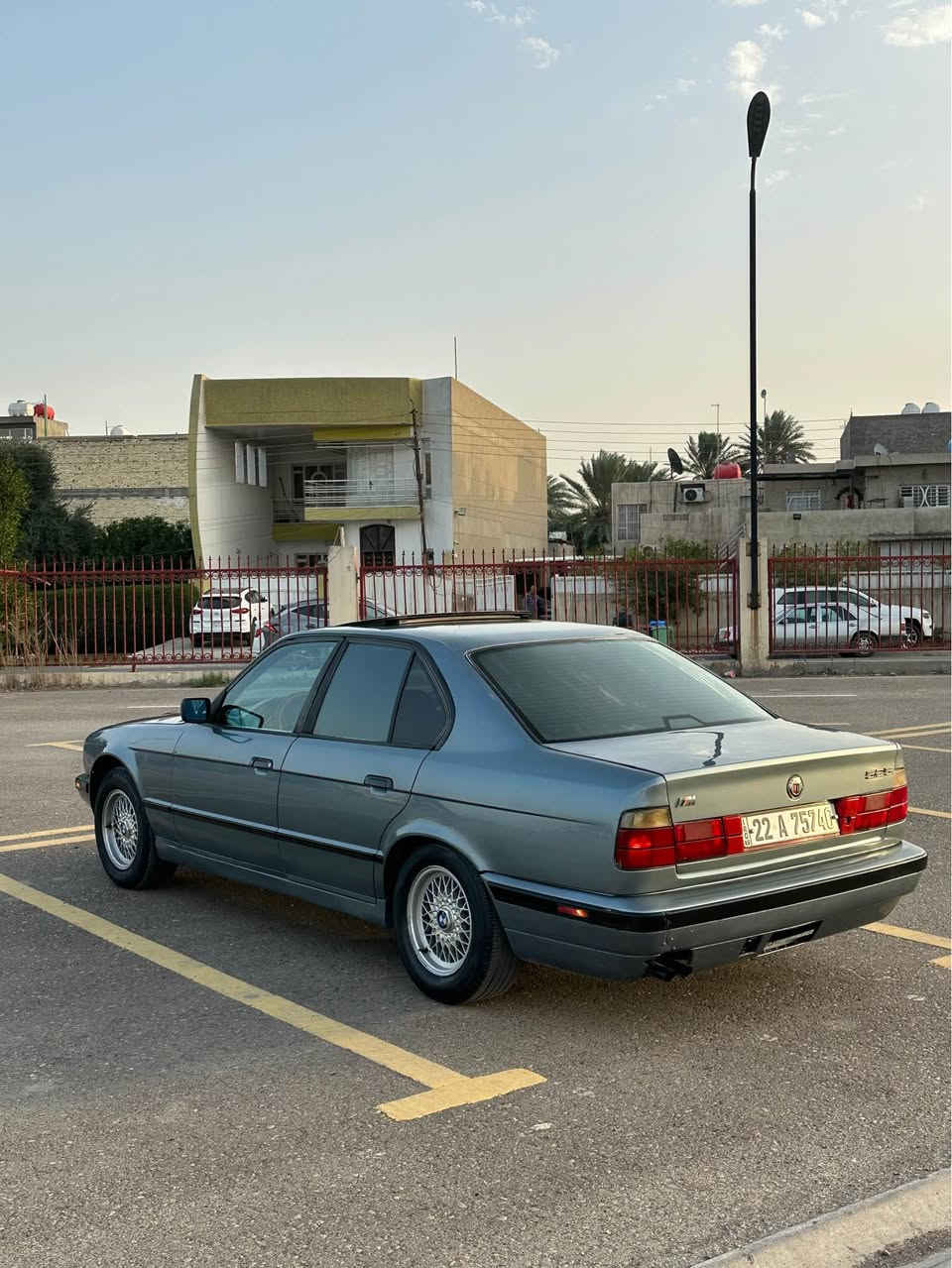 سلام عليكم
للبيع بي ام 525 موديل 1991 
رقم اربيل انكليزي بسمي تحويل مباشر
مكفوله من ضربه فقط صبغ جماليه. 
مكينه مسكر فانوس 6 سلندر مكينه جديد
كير اوتماتيك 
سياره فول مواصفات. 
بجم عريض. سلايد طكتين شغال
دبل ايرباك كشنات مخمل جدد 
تبريد ثلج تخم تاير وصدر كله جديد. 
كهربائيات كلها شغاله مابيها كلوب طافي. 
سياره حلوه ومصروف عليها مال جناي وتجي وتشوف بعينك 
سعر 67 وبيها مجال مكان سياره بغداد حي الجامعه رقمي *********** بغداد, العراق
