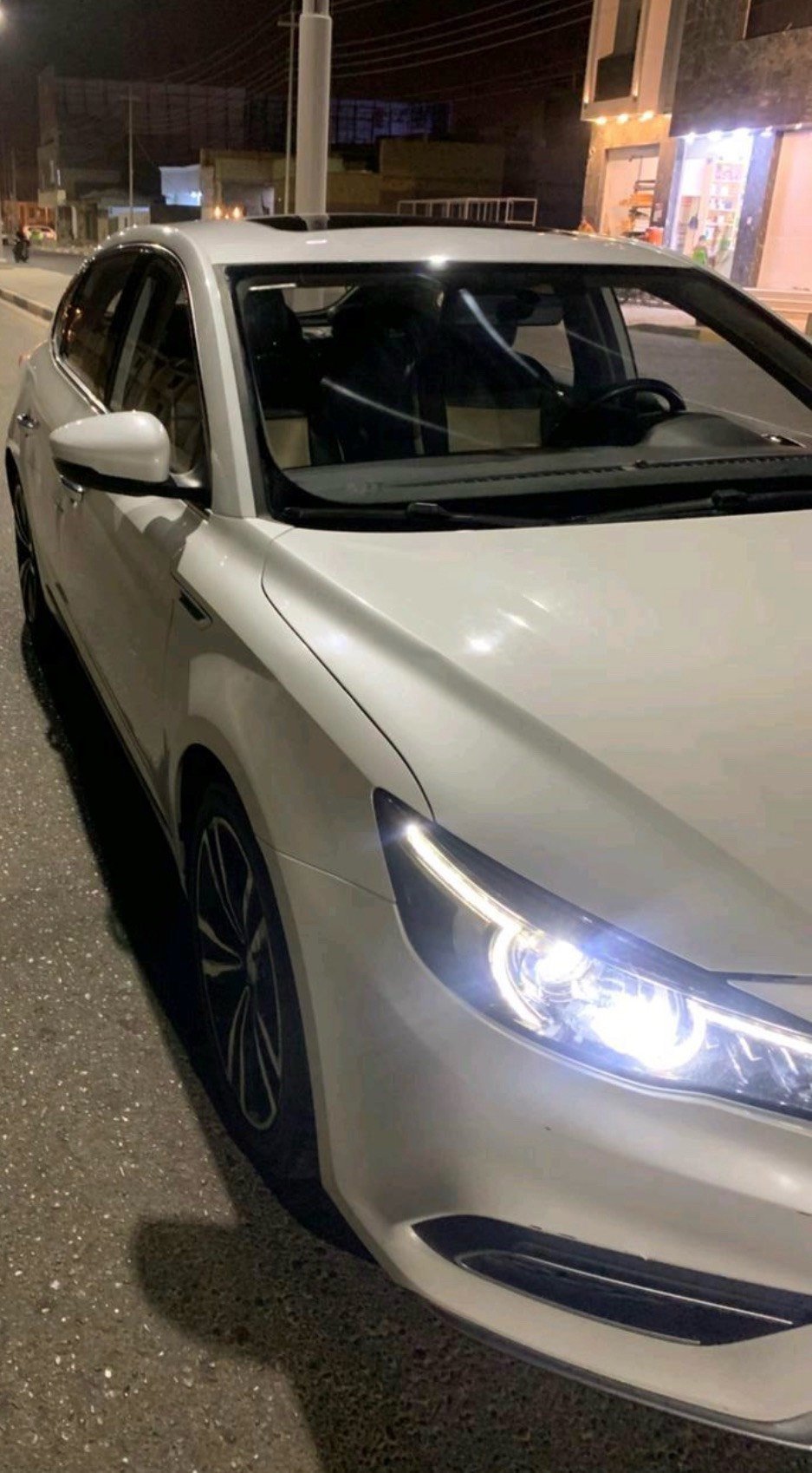 سياره MG6 موديل 2021 
لون ابيض صدفي 
السيارة بعدها بضمان كلها تبديل الدهن 
بالشركة ع ايدهم بعدها 
السيارة باسمنه رقم بغداد تحويل مباشر
المواصفات
4سلندر محرك 1500T تيربو
ممشى السيارة 85 الف كيلو استخدام شخصي
مرتبط كير بوكس اوتوماتيك من 7سرعات dct دبل كلج
-   بصمة تشغيل و بصمة ابوب امامية وجنطة
-   سلايد ( فتحه )،
-   شاشة كبيرة تدعم نظام الابل كار،
-   سايد بريك بصمة، و اوتو هولد
-   مثبت سرعة، وشفتات ستيرن
-   درايف مود, سبورت وعادي
-   كاميرا خلفية
-   مانع انزلاق، تراكشن
-   تديد امام ، مخلف ، مثلاحة
- حساس خلفي
-   مقعد السائق كهرباء
-   دواخل ومقاعد جلد, لونين بلاد مطعم كاربون فايبر
-   فول تحكم ستيرن
-   ايرباك امامي، وجانبي وبالمقاعد
-   لد امامي خلفي
-   نظام اشارات جانبي
-   شاشة اعطال
-   حساس اطارات
-   اشاره حاجب امامي خلفي
الملاحضات بسيارة :- السعر 103 
البدي بيه طخات ع حالها ما مصلحة كما موضحة بالصورة وكذلك بدعامية امامية 
سيارة كلش حلوة ونظيفة