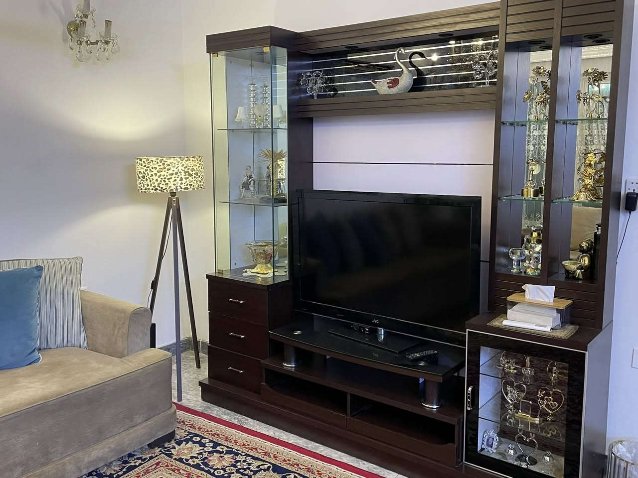 هول متكامل للبيع 
البوفيه طول210في عرض210
الزوليه طول 5 *عرض 3
ثريات 2براكيتات4 
قنفات وحده 4مقاعد ويمكن تنتفتح تكون سرير لشخصين،  وقنفه ثانيه مقعدين وكرسيين


**إذا كنت صاحب هذا الإعلان وتريد حذفه لأي سبب، رجاءا أرسل رسالة إلى الدعم الفني**