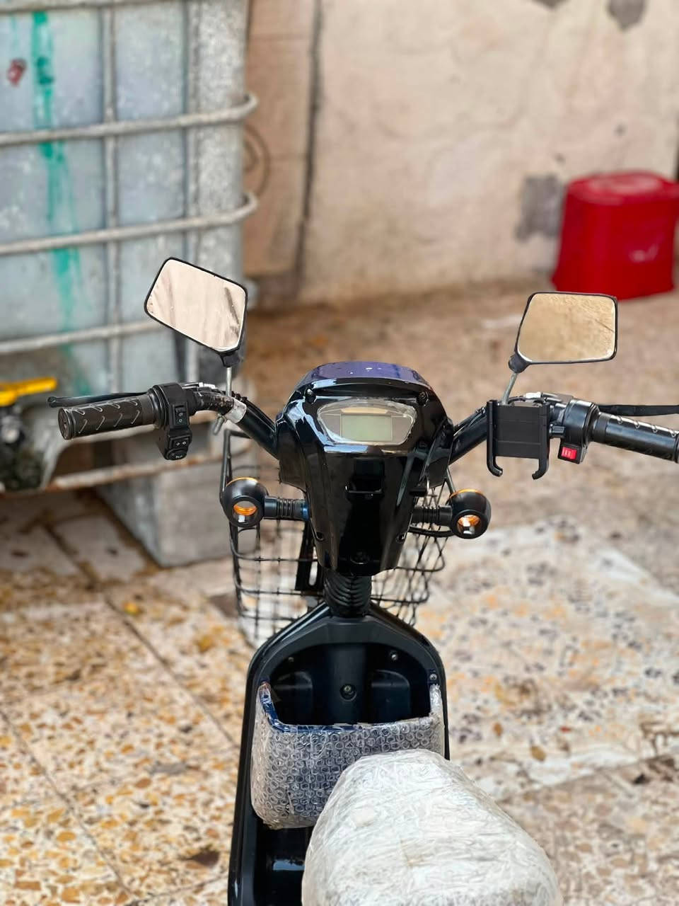 سلام عليكم شباب دراجه شحن لبيع نضيفه شتريتها جديده  بس تركتها بسبب شقل والله فقط باتريت لبيع بسعر 200 وبيها مجال لطيبين ***********
