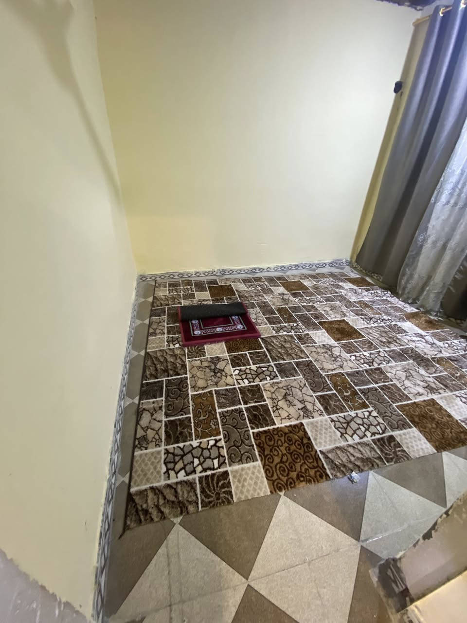 مكلف بلنشر بيت حواسم للبيع بسعر٨مليون بنواب ضباط يتكون من غرفتين وهول ومطبخ وحوش صغير وكيزر وتانكي ماء بيت كامل
***********
