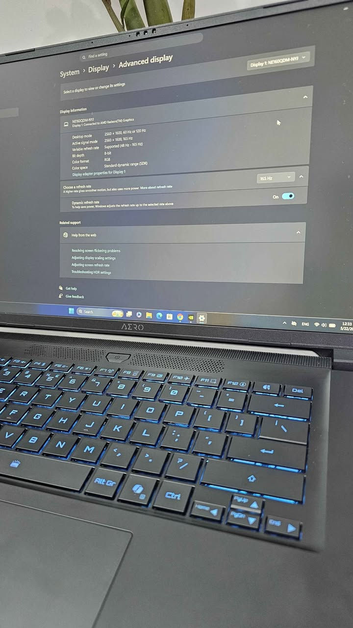🚨 للبيع: لابتوب GIGABYTE AERO X16 (1WH) للمصممين واللاعبين 🚨
فرصة لا تُعوض لعشاق الأداء الخارق وصناع المحتوى! للبيع جهاز GIGABYTE AERO X16 بمواصفاته الثورية القائمة على الذكاء الاصطناعي وجيل كروت الشاشة الأحدث عالمياً [0.5.2، 0.5.8].
🖥️ أبرز المواصفات الفنية:

* المعالج: AMD Ryzen™ AI 7 350 الخارق والمخصص لمعالجة الذكاء الاصطناعي بسرعة فائقة.
* كرت الشاشة: NVIDIA® GeForce RTX™ 5070 (بذاكرة 8GB GDDR7) - أقوى أداء للألعاب الثقيلة وبرامج المونتاج والرندرة.
* الشاشة: شاشة خيالية بمقاس 16 بوصة بدقة WQXGA (2560×1600)، تردد 165Hz، وألوان دقيقة جداً ومريحة للعين بسطوع 400nits.
* الذاكرة (RAM): سعة 32 جيجابايت DDR5 لتنقل فوري وسلس بين البرامج الثقيلة [0.5.2، 0.5.5].
* التخزين: 1 تيرابايت SSD NVMe فائق السرعة لفتح النظام والبرامج في ثوانٍ.
* البطارية والنظام: بطارية 76Wh ممتازة، ويعتبر اللابتوب من فئة Copilot+ PC الرسمية من مايكروسوفت.

✨ حالة الجهاز والملحقات:

* الحالة: [  المستعمل نظيف جداً بدون أي خدوش بدون].
* الملحقات: [ بدون بوكس، الشاحن الأصلي، مع حقيبة اصليه].

💰 السعر المطلوب: [2،150،000 ليونين و 150]
📞 للتواصل والاستفسار: *********** بغداد, العراق
