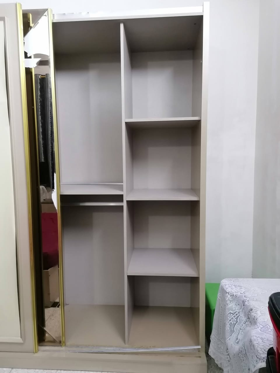 بسم الله،، غرفة تركية نوع ثقيل بلوك مستعملة 
للامانة السرير القديم ابو المخزن مالتها بدلنا بصوميا تفصال عند النجار والسچة مالت الكنتور شوية انحكت 
والشراي يراسلنا على هذا الرقم
***********
***********
ابو عبدالله
والعنوان الشعب الثعالبة الاولى والسعر مليون وبيها مجال
