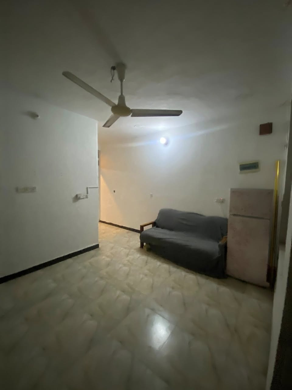 ‏شقة إيجار طابق أرضي تحت تحت على غرفة وصالة مطبخ خدمات بناء مرتب مكان الزراعة نسائم النخيل السعر 400 وبيها مجال بسيط اتصال على أرقام المكتب
 ***********￼
