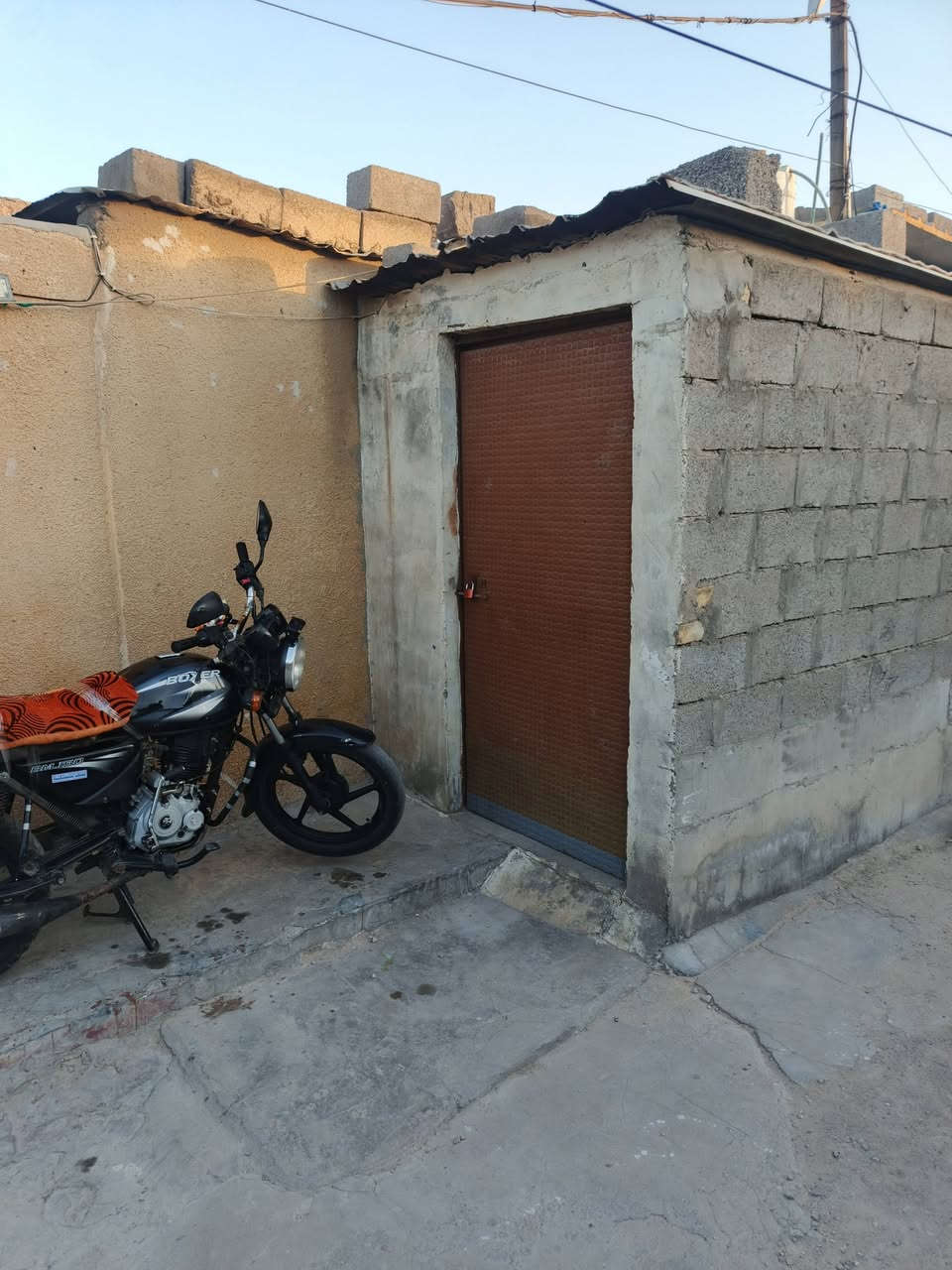السلام عليكم بيت حواسم للبيع بل الاصمعي الجديد البيت يتكون من غرفتين ودوانيه ومطبخ وصحيات مشترك ومخزن خارجي البيت نضيف مثل ماموضح بل فيديو والارضيه كلهه سراميك وسقوف ثانويه البيت لا علي كص ولا ازاله ولا تبليغ السعر 15 وبي مجال ***********
