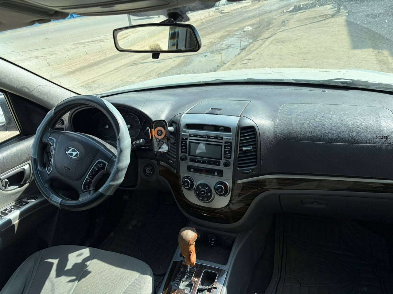 سنتافي امريكي موديل ٢.١١
٤ سلندر 
بيها قطعة صبغ وحده  بدون دواخل
٢٤٠٠ مكينة
٥ مقاعد
بيها منظومه غاز كاملة
***********
***********
