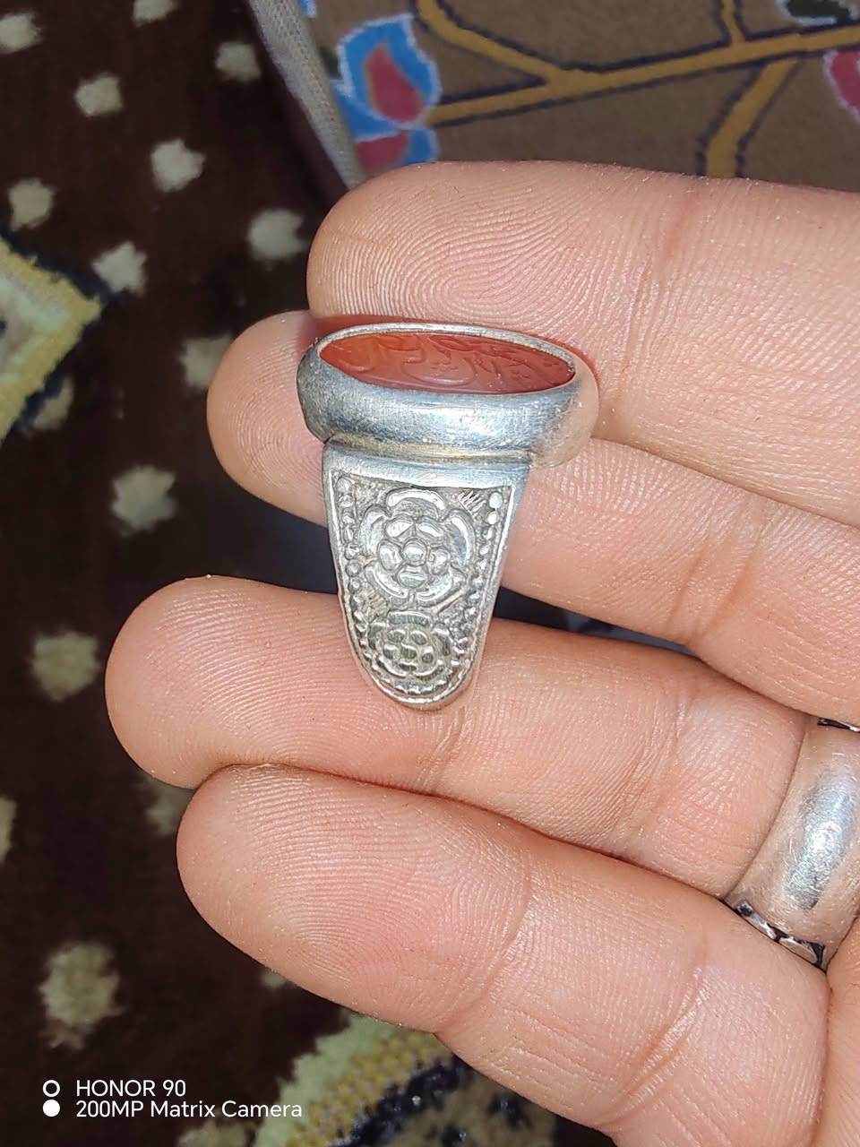 عقيق يماني خط عكسي مشمشي زعفران صياغة جميله جدآ قياس الخاتم 22 عنوان بغداد ***********
