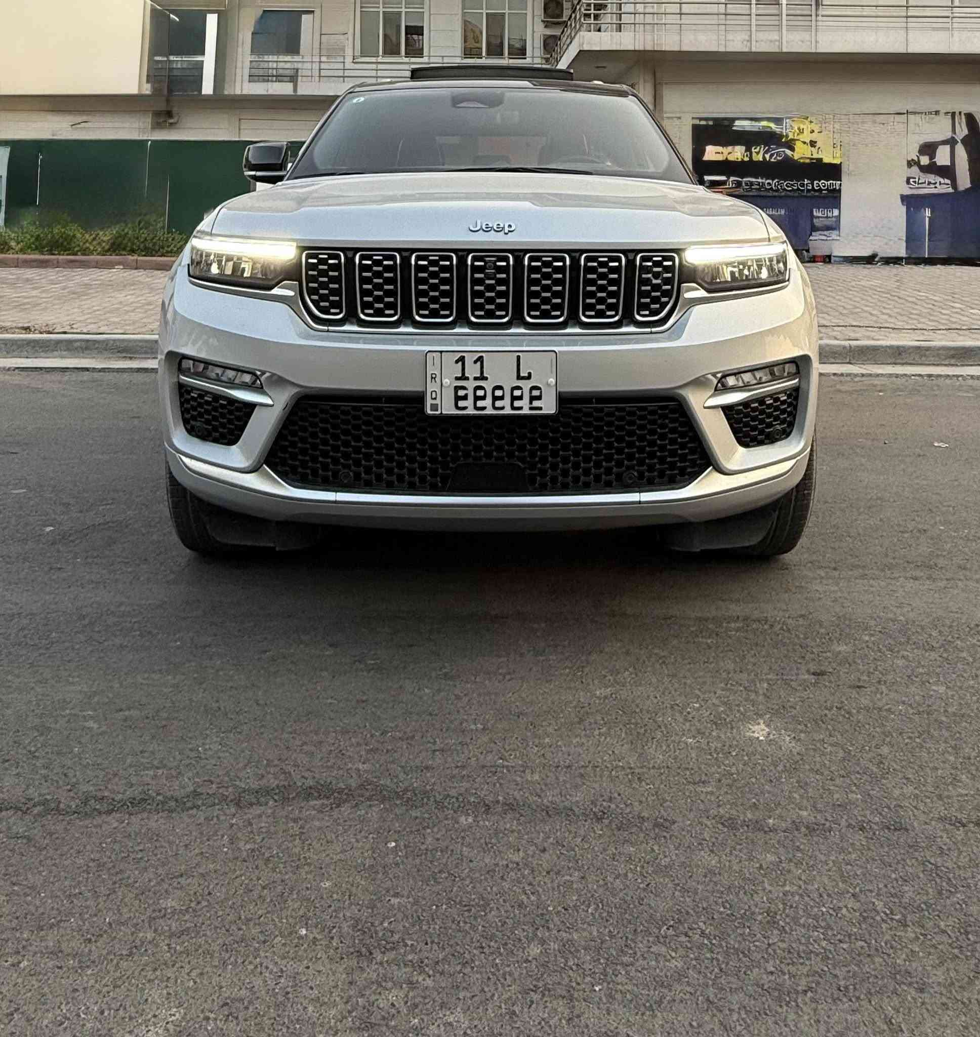 جيب شيروكي سومت
الموديل 2023 وارد أمريكي  
محرك 6 سلندر
المواصفات
دبل لوي تجي المرغوب مو جوبلسات ونادر يجي بالسومت لوي 
قياده ذاتيه بالمنعطفات 
رادرات اماميه وجانبيه وجميع أنحاء السياره 
مانع تصادم تحذير 
نظام الرؤية الليليه ناظور بالشباك الامامي 
تحذير الخروج عن المسار 
نظام تحذير بالتقاطعات 
داتو شو عرض المعلومات على الجامه الاماميه 
أناره محيطيه بالأبواب والدشبول والارضيه تحكم بالالوان 
شاحن واير لس 
تحكم وضعيات الكشنات الاماميه بحركات متنوعه 
مساج الكشنات الاماميه مع ذاكرة تحكم خزن وضعية الجلوس 
تحكم في اتجاهات ستيرن او مقود السائق كهربائياً 
مواصفات المرايا الجانبيه شفط مع إنارة ترحيب مع كاميرا مع رادار 
التحكم بالمرايا الجانبيه عند الرجوع للخلف تنطوي إلى الاسفل اوتماتيكي 
انارة ترحيب من جميع اجزاء السياره عند الاقتراب 
الكشنات الأمامية تدفئة تبريد 
الكشنات الخلفيه تدفئة 
المقود تدفئة الستيرن 
بانوراما على طول السياره 
بصمة وتشغيل عن بعد 
الصندوق الخلفي يفتح عند بعد
الصندوق الخلفي يفتح مع حركة فتح القدم 
كامرا للمرات الداخلية 
٥كامرات ٣٦٠ درجه 
بخاخات ماء تنظيف الكامرات 
لايتات زنون وبروجكترات زنون بلادي 
بردات الأبواب الخلفيه بلادي 
انارة داخلية متعددة الألوان
مكيف خلفي مع وحدة تحكم منفصلة 
مانع تصادم خلفي 
شاشة كبيرة مع كار بلي
تنبيه أطارت وباقي الأعطال 
التحكم في الاستطاف 
٣شاشات  شاشة السائق مع شاشة الدشبول مع شاشة فوق الچكمچه لعرض الفيديوهات وتشغيل الألعاب 
الصراحه هوايه بيها مواصفات وراح يطول الشرح 
السياره كلين تايتل ضررها طلقات 3بالجهه عكس السايق
رقمها بغداد مميز 
٥ راكب
السعر ٤١٠٠٠ دولار نهائي 
*********** ابو عبدالله
