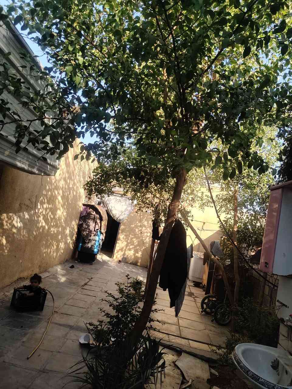 سلام عليكم دار للبيع مساحته200متر بيها مشتمل غرفه وصاله ومطبخ وصحيات ولبيت ثاني غرفتين وصاله ومطبخ وصحيات  بنفس لميتين صنف لعقار سند25بحي رمضان ابو صخير قرب مدرست المواهب بيت جاهز عوزه ملاحضات هذه رقم تليفون خابر وبخدمتك***********
