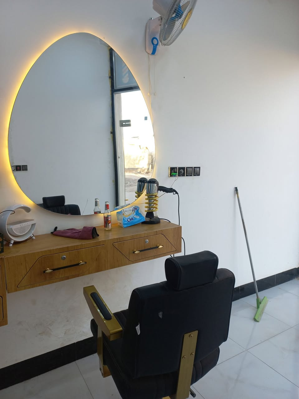 السلام عليكم محل حلاقة جاهز للبيع الشراي يتفضل ***********
