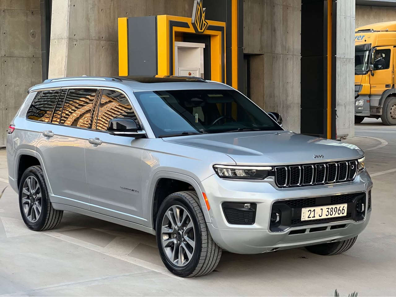 Jeep grand Cherokee overland 2021 Large 
مواصفات اوفر لاند فول فوللل 1/1 (کشنات سایق و سکن مساج - داتاشو - جکات عالی و ناصی - 7 راکب vip - بانوراما - کشنات بارد و تدفئە - 5 کامیرات - حساسات امامی و خلفی - و بعد بیها هوایە مواصفات ) 
————————————————————————
وارد امریکی الایرباکات کلهم سلیمە و جاملخ خلفی و باب صبغ بدون دواخل و الباقی مکفول کفالە عامە 
مسویلها سیرفس عام ما بیها دینار مصرف کیر و محرک مو مفتوح و مابی ای خلل و تایرات جدیدە … 
————————————————————————
سعر 298 و مجال کلش بسیط
مکان سلیمانییە 
*********** السليمانية, العراق
