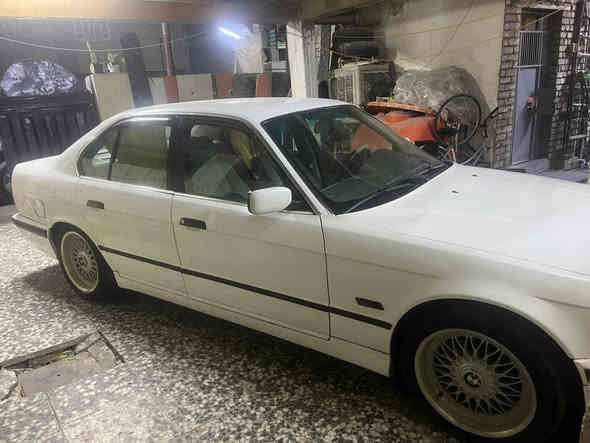 بي ام 525مسكر تك فانوس كير عادي نمره طويله غرفتها نضيفا صدر امامي نص عمر الخلفي نضيف تبريد خير من الله داخل الغرفه كهرباء ***********
