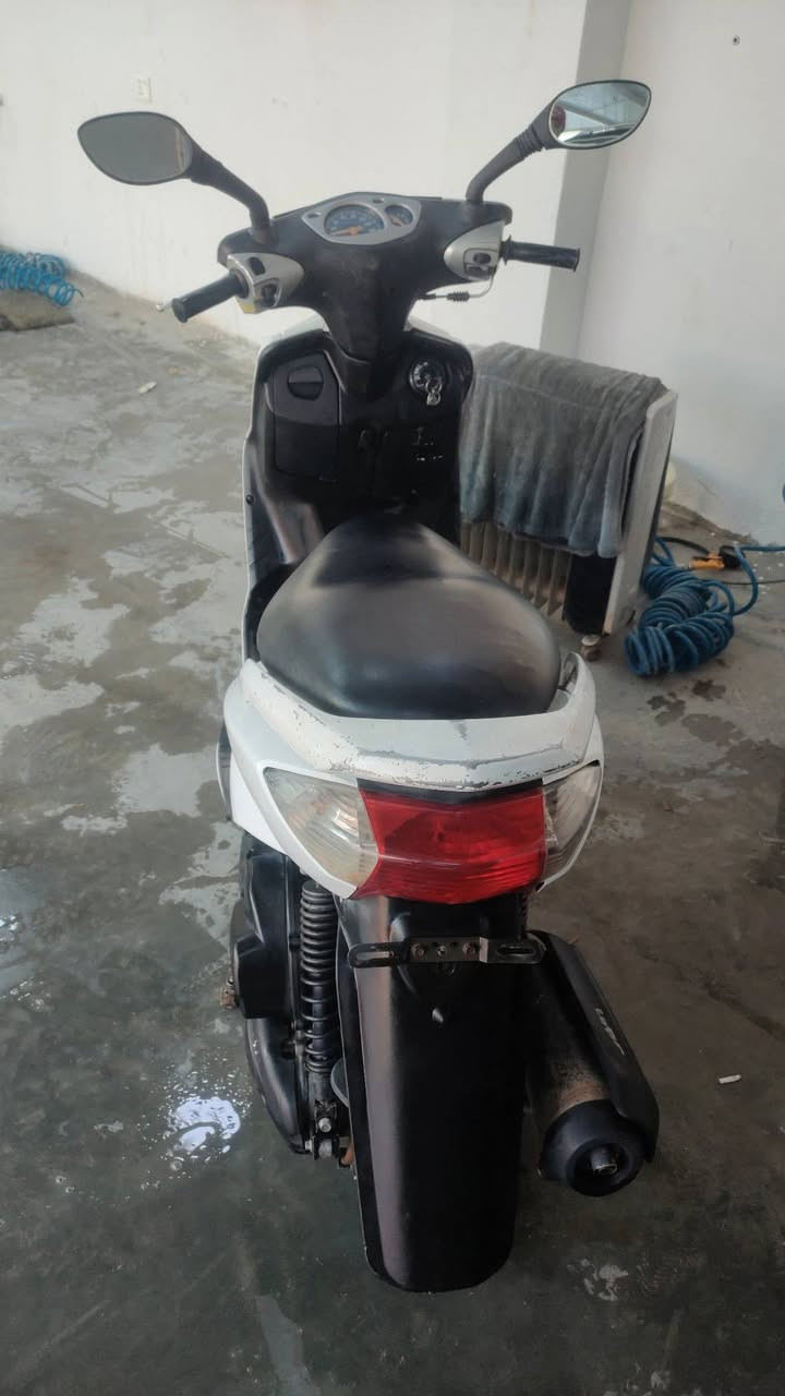 سلام عليكم دراجة سكنز نثيه لون ابيض ثلجي
دبلات امامي بلاد 
العنوان ديالئ بعقوبه 
سعر 375 
نقص فقط تريشه يمنا فقط 
***********
