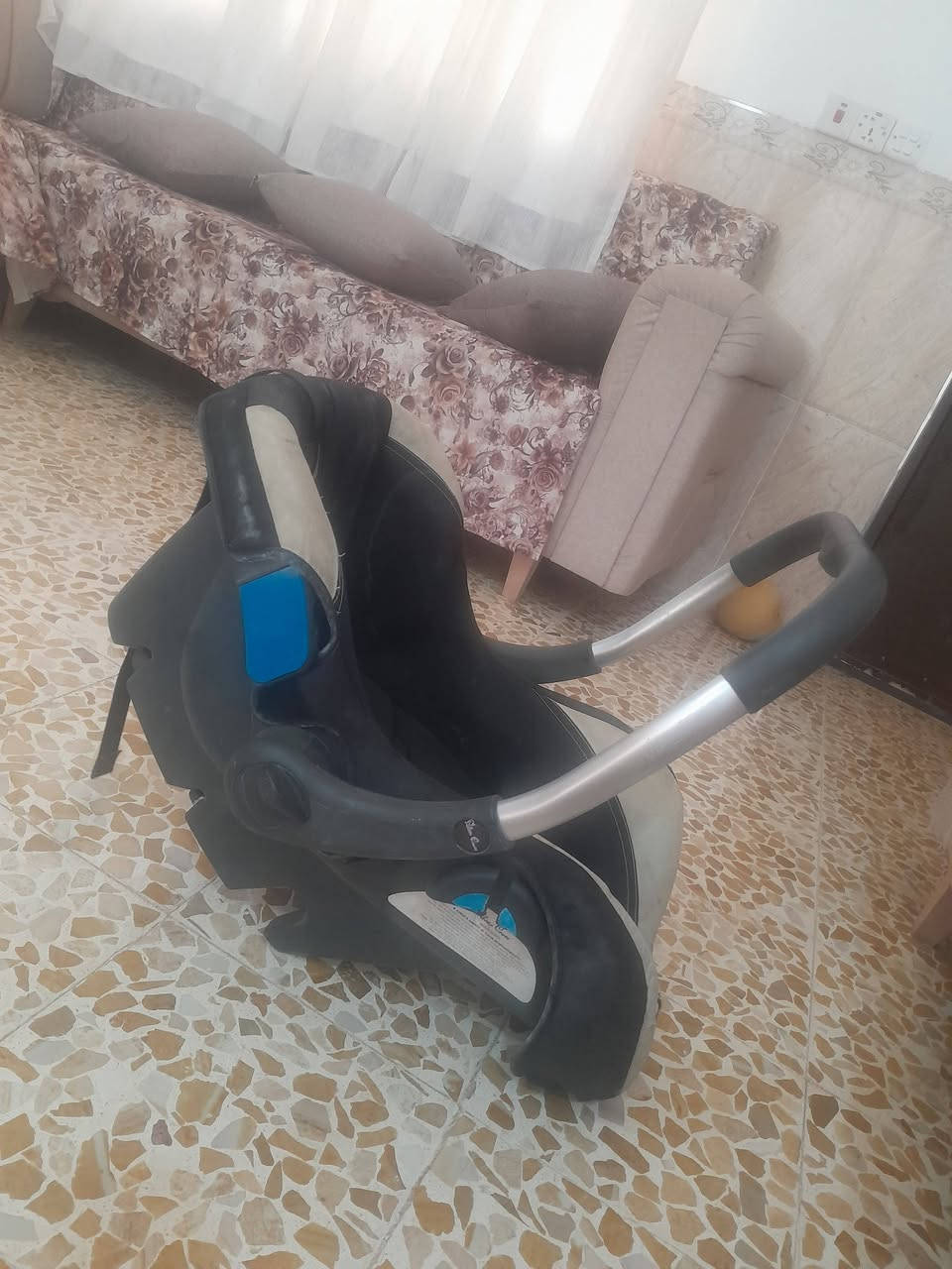 للبيع عربة سعر٤٥ بيها مجال
للبيع كرسي طفل ١٥ للإستفسار اتصل
***********
