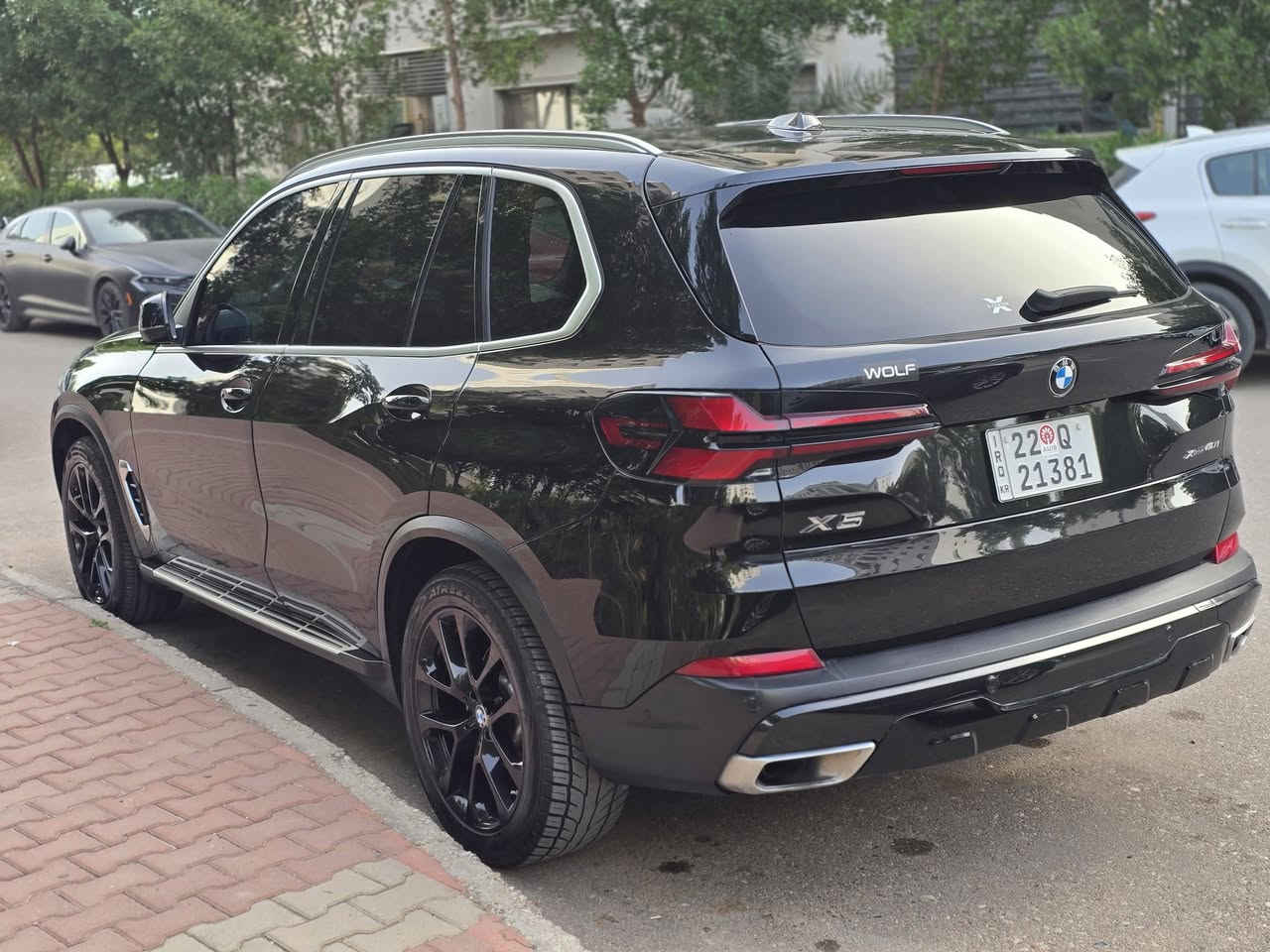 بي ام دبليو X5 موديل 2024 للبيع

سيارة فخمة بحالة الوكالة، لون أسود، مرقم أربيل، مغلفة PPF ومظللة مع كارت تظليل، كلين تايتل ومكفولة كفالة عامة من الضربة والصبغ والبارد.

المواصفات:

- كامرات 360 وحساسات 360 ورادارات 360
- TwinPower Turbo
- شاشة BMW Curved Display
- شاشة عدادات رقمية
- شاشة وسطية لمس كبيرة
- نظام iDrive 8.5
- Head-Up Display
- كاميرا أمامية وخلفية وجانبية
- Surround View و3D View
- Parking Assistant
- Blind Spot
- Lane Departure Warning
- تحذير الاصطدام الأمامي وفرملة طوارئ
- كشف المشاة
- نظام الثبات ومانع الانزلاق
- فتحة سقف بانوراما
- إنارة داخلية متعددة الألوان
- مقاعد كهربائية مع ميموري
- تبريد وتدفئة للمقاعد الأمامية
- تبريد وتدفئة للستيرن
- مكيف أوتوماتيك متعدد المناطق
- Apple CarPlay وAndroid Auto
- شاحن لاسلكي
- نظام صوتي ممتاز
- باب خلفي كهربائي
- مرايا كهربائية وقابلة للطي
- أضوية LED ذكية
- جنوط BMW أصلية
- عزل وثبات وأداء عالي

السيارة مغلفة تغليف درجة ممتازة بضمان 10 سنوات.

الموقع: بغداد - حي العدل
 رقم صاحب سيارة ***********
