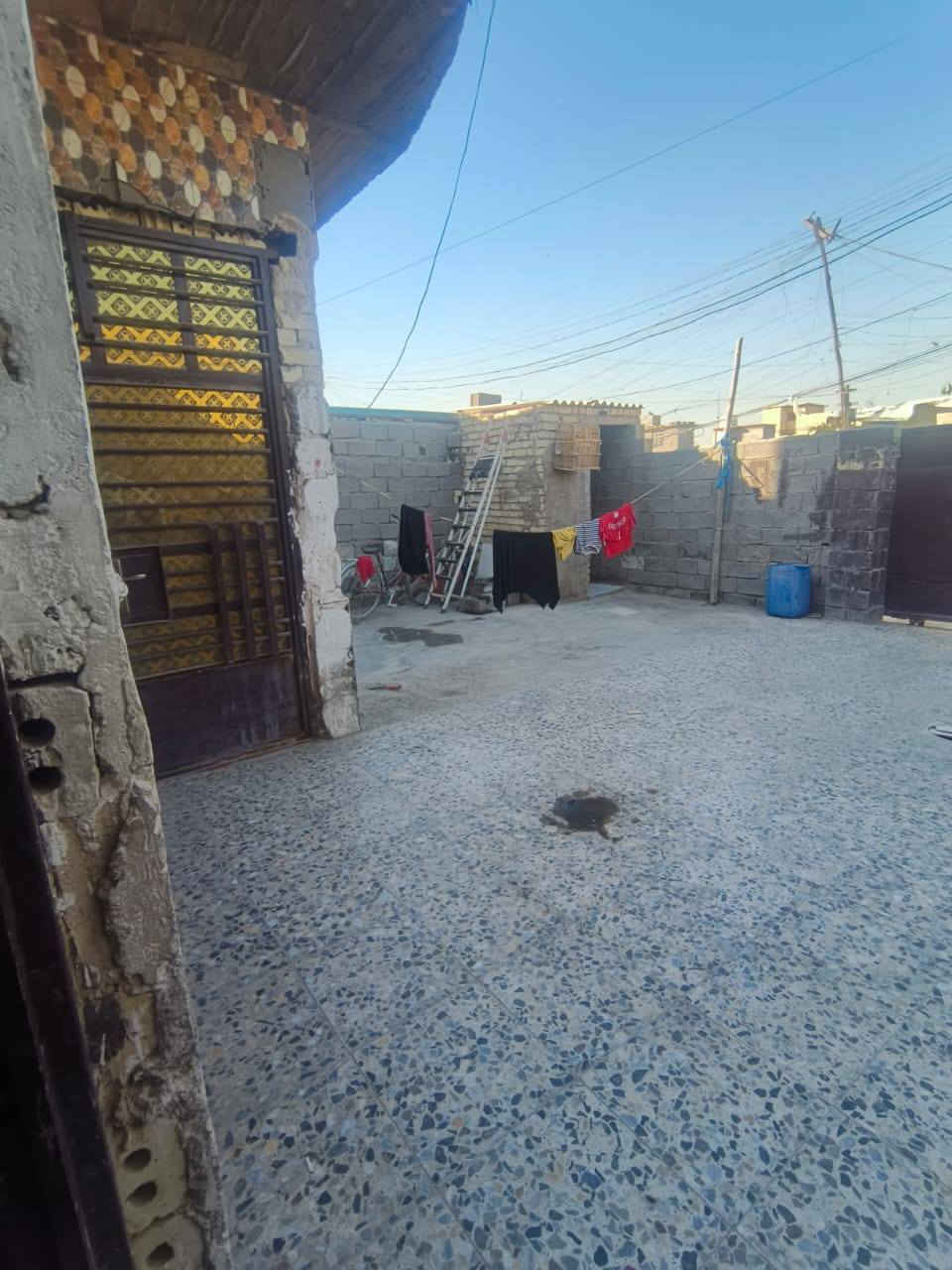 السلام عليكم.. بيت في مجمع كرفانات الرشاد قرب مركز اكد 200متر الواجهة 10 والنزال 20 طابق واحد مسلح زراعي مقبل عالتمليك يحتوي على غرفتين نوم واستقبال ومطبخ  خدمات كاملة مي وكهرباء ومجاري والبيت عالي عالشارع والمولدة بصف البيت ومدرسة ابتدائيه واعدادية والشارع العالم مقابيل المجمع البيت مناقصة شي بس تلحيظات بسيطة مثل ما وضحتها بالتصوير بعض السيراميك واگع وشغلات بسيطة جدا.. السعر 90 وبي مجال الرقم ***********
