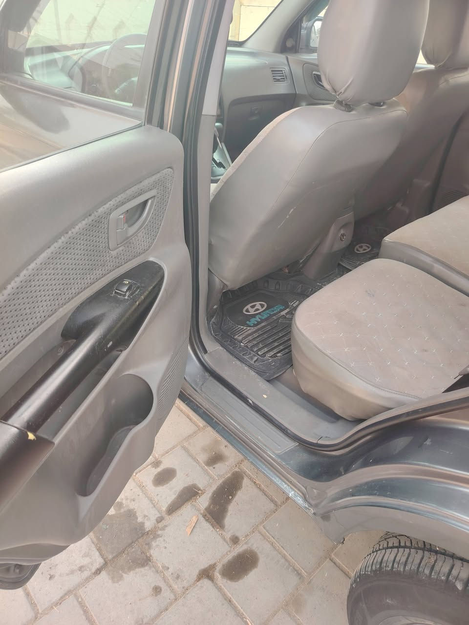 سلام عليكم توسان موديل ٢٠٠٩ امريكي ليبل واحد حادث خلفي جاملغ عكس السائق وشويه بالجنطه رقم بغداد نكليزي حلوه بلاد بس جراد بدون حادث بس حادث امريكي مكينه ٢٠٠٠ تخم تاير تخم ويل تبريد بيها نواقص بسيطه مكان السياره بغداد الدورة السعر ٨٨ بيها مجال بسيط هذا رقم تلفون *********** السيارة مصبوغة بسبب جارده القماره بدون صبغ  قطع واحده تبديل قبق جنطه والقديم موجود
